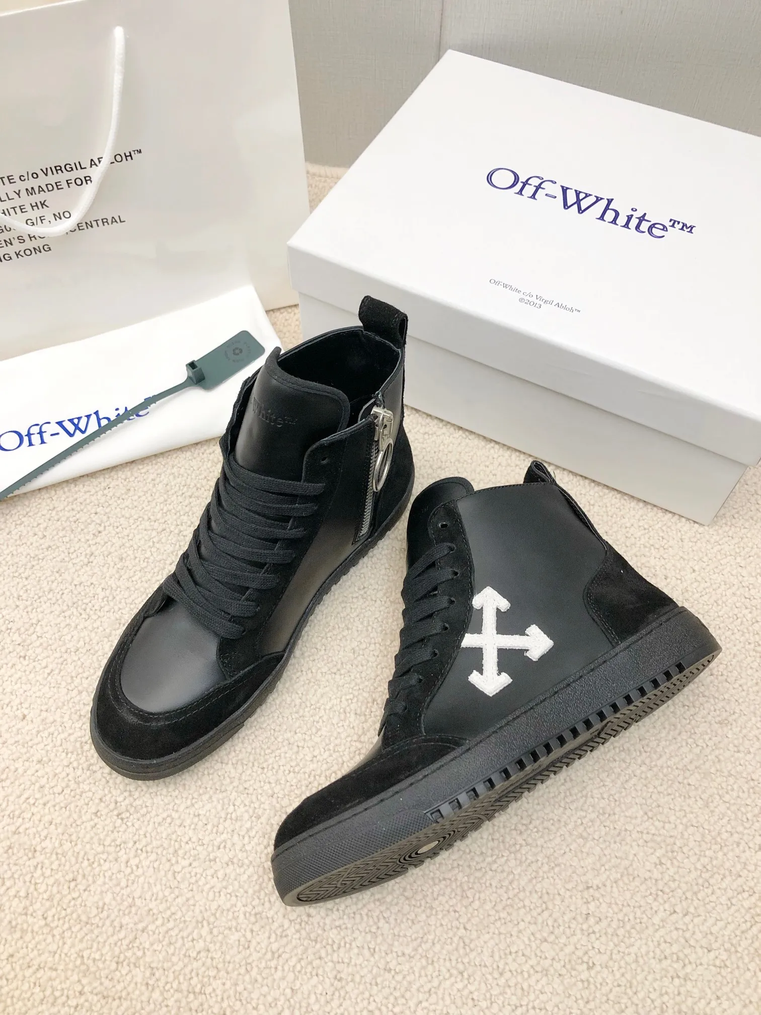 Men's men's shoes P540! 🌈🌈OFF WHITE🌈🌈 ⚡️Couple model⚡️🍓New color🍓 👉Ex-factory price: 130-45 The latest Gaobang street casual Martin style masterpiece, released the highest quality version on the market 👊 Series original mold opening, original lasting, production technology 1:1 original ➰🔜The best choice for more and more celebrities and Internet celebrities🔸In classics Change🔸Innovate in the trend🔸Strive to break away from the shackles of bad street design🔝Although he is not the originator of fashion design, he is definitely a shining dark horse in avant-garde design🐴🆙Do not follow the trend🔅Not universal beauty🔅 Fabric💯First-layer cowhide/suede Lining💯cowhide lining Foot pad💯Original molded high-elastic environmentally friendly molding pad Midsole💯Original lasting process Outsole💯Rubber outsole Packaging💯Full set of packaging synchronized with the official website (brand wrapping paper, brand certificate, brand cloth bag)